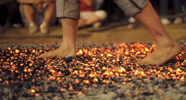 सपने में अंगारों पर चलना