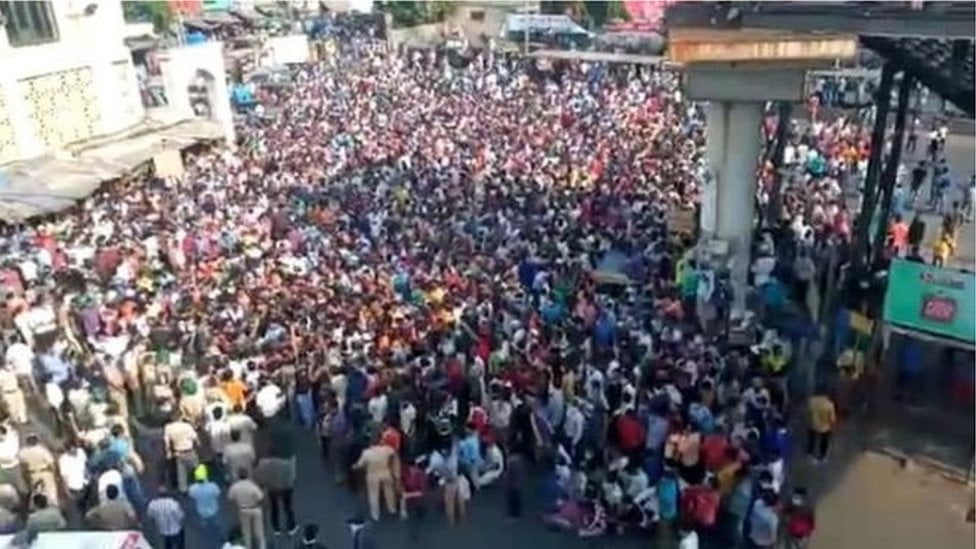 सपने में भीड़ देखना या उसमे चलना