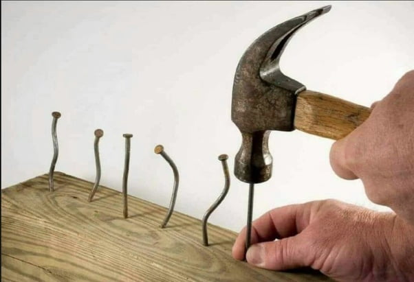 सपने में कील देखना / ठोकना