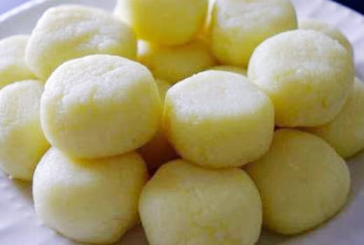सपने में मिठाई खाना