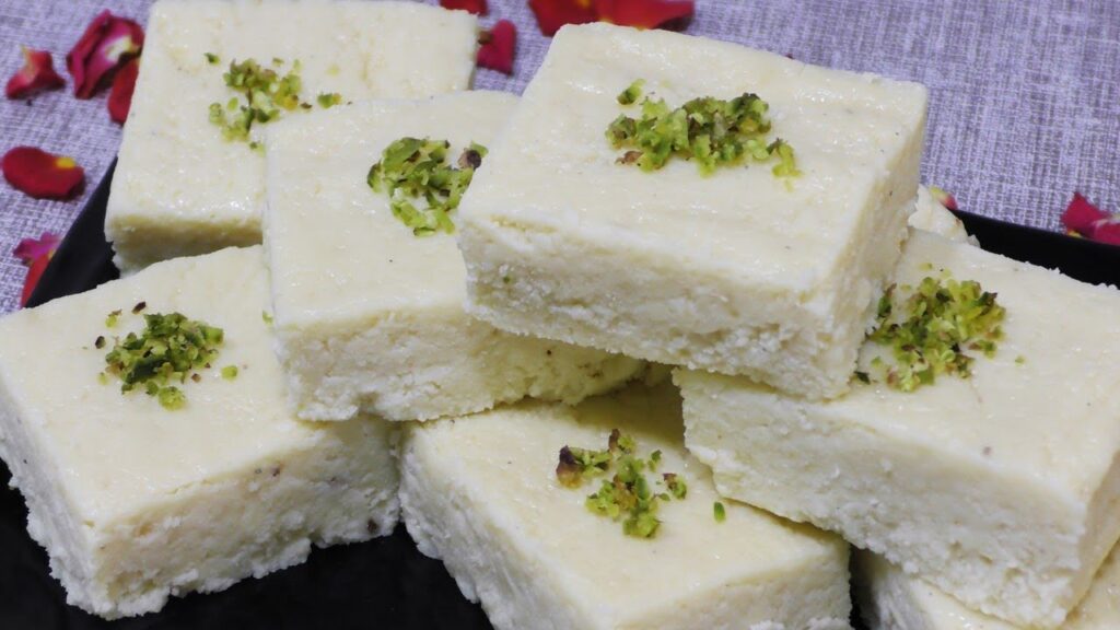 सपने में मिठाई खाना या बाँटना